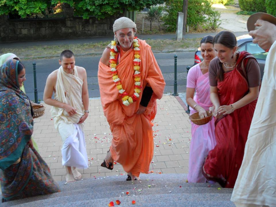 HH Bhaktividyā Pūrṇa Svāmī, Hungary